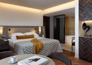Cama ou camas em um quarto em Dan Caesarea Resort