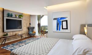 Cama ou camas em um quarto em Dan Caesarea Resort