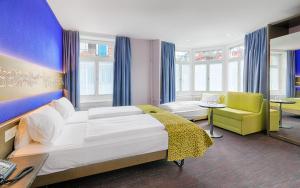 Postel nebo postele na pokoji v ubytování Hotel Drei Könige Luzern + 37 fotografií