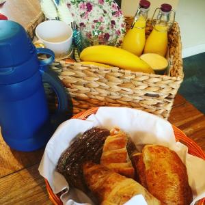 um cesto de pão e bananas e um cesto de sumo em McClure Yurt at Carrigeen Glamping em Kilkenny