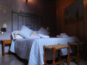 
a bed room with two beds and a desk at Hotel Apartamentos Domenc in Aren
