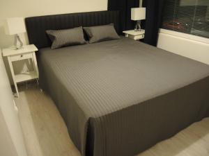 een groot bed in een slaapkamer met 2 nachtkastjes bij Pearl in Raahe