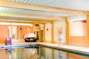 Bazén v ubytování Familienhotel Hinteregger nebo v jeho okolí