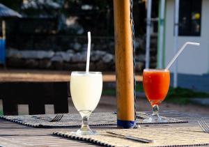 dos bebidas sentadas sobre una mesa en Heritage Dambulla By Ceylon Hotels Corporation, en Dambulla