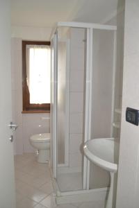 La salle de bains est pourvue d'une douche, d'un lavabo et de toilettes. dans l'établissement appartamenti Casa Palazzina, à Malcesine