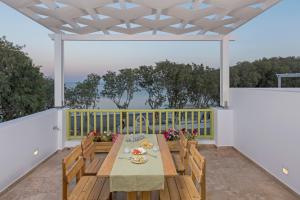 Balkón nebo terasa v ubytování Parathinalos Beach House + 12 fotografií