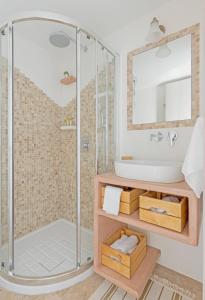 W łazience znajduje się prysznic i umywalka. w obiekcie Parathinalos Beach House w mieście Livadi Astypalaias