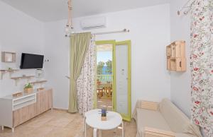 Area tempat duduk di Parathinalos Beach House