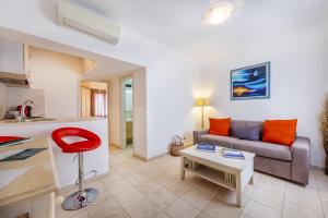 Locanda Tartarughino - Luxury Suites in Porto Rotondo tesisinde bir oturma alanı