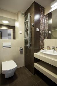 łazienka z toaletą i umywalką w obiekcie Hotel *** NAT Krynica Morska w mieście Krynica Morska
