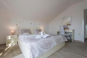 Postel nebo postele na pokoji v ubytování Apartments Batur + 37 fotografií