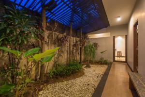 Ein Garten an der Unterkunft Villa Katara