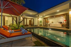 eine Villa mit Swimmingpool und ein Haus in der Unterkunft Villa Katara in Seminyak