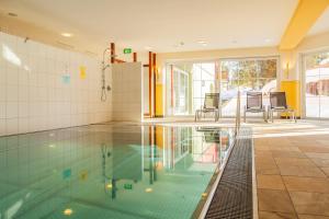 Basen w obiekcie Hotel Sonnschein lub w pobliżu