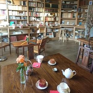 uma biblioteca com mesas, cadeiras e livros em La Virgule de Tanlay em Tanlay