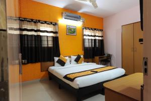um quarto com uma cama grande num quarto em Arra Transit Bengaluru International Airport Hotel em Yelahanka