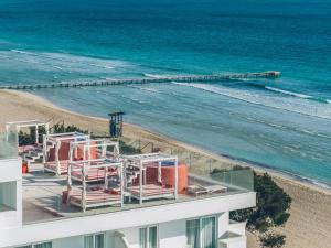 uma vista para a praia a partir da varanda de um edifício em Iberostar Alcudia Park em Playa de Muro