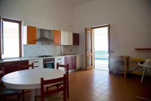une cuisine avec une table et une table ainsi qu'une salle à manger dans l'établissement villa francesca e cristina, à Ferruzzano