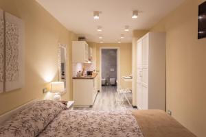 een kleine slaapkamer met een bed en een keuken bij Le stanze di Carla! Con cucina e bagno privato in Florence