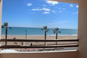 een balkon met uitzicht op het strand bij Apartamentos Florida II in Peñíscola