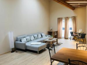 ein Wohnzimmer mit einer Couch und einem Tisch in der Unterkunft Ferienwohnung am Nürburgring/Wintersport Arft in Acht