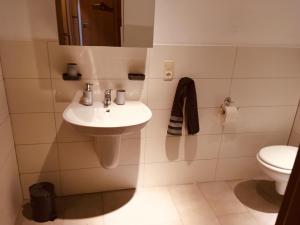 Ein Badezimmer in der Unterkunft Ferienwohnung am Nürburgring/Wintersport Arft