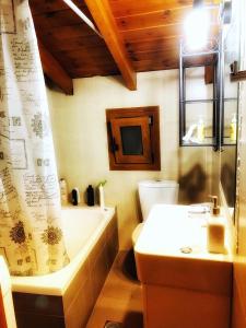 Ванна кімната в Romantic maisonette in the heart of Pythagoreio LH door