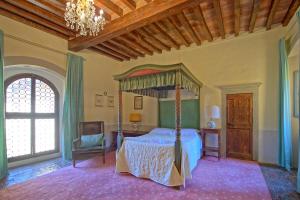 Posteľ alebo postele v izbe v ubytovaní Castello di Montegufoni by PosarelliVillas