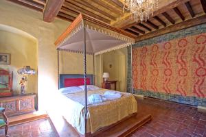 Posteľ alebo postele v izbe v ubytovaní Castello di Montegufoni by PosarelliVillas