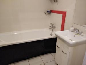 łazienka z wanną i umywalką w obiekcie Apartament Centrum w Szczecinku