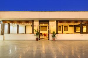 ボーパールにあるHotel Drishti,Bhopalの鉢植えが2本前にある建物
