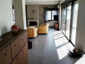a living room with a couch and a tv and a room with at Belle Hélène in Marathon