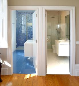 uma casa de banho com um chuveiro, um lavatório e um WC. em Quinta da Portela - Casa Visconde Arneiros em Lamego