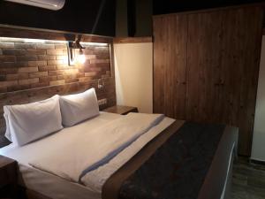 A bed or beds in a room at THE SARIGERME INN