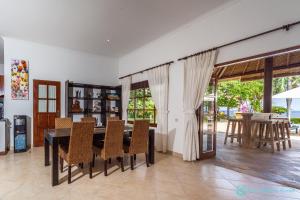 Galeriebild der Unterkunft Villa Segara Murti - Stylish Beachfront Villa! in Banjar