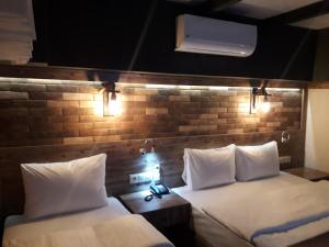 A bed or beds in a room at THE SARIGERME INN