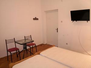 TV a/nebo společenská místnost v ubytování Zemunella Guest House