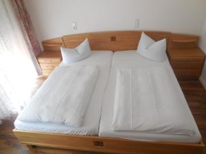 Postel nebo postele na pokoji v ubytování Hotel Garni am Hechenberg