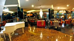 Restoran või mõni muu söögikoht majutusasutuses Amaroossa Cosmo Jakarta