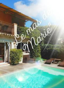 una casa con piscina y un cartel que diga "madulum" en Le Mas de Marie, en Grimaud