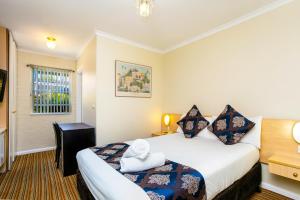 Schlafzimmer mit einem Bett und einem Fenster in der Unterkunft The North Shore Hotel in Sydney