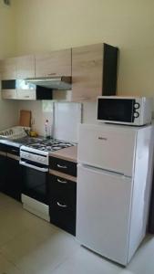 uma cozinha com um frigorífico branco e um fogão em Noclegi Lidzbark -Stacja Paliw k Lidzbarka em Lidzbark