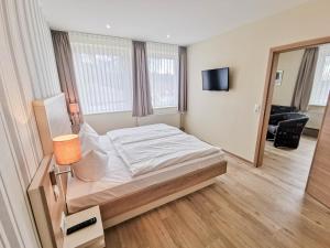 Postel nebo postele na pokoji v ubytování Wald-Hotel