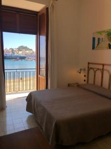 Postel nebo postele na pokoji v ubytování VisitPonza - Le Stanze Sulla Spiaggia