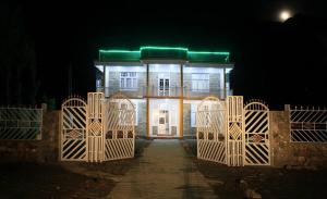 une porte devant un bâtiment la nuit dans l'établissement Junction Resort, à Jaglot