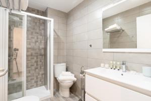 A bathroom at Berlanga, apartamento en el centro Még 31 kép