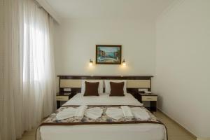Tempat tidur dalam kamar di Belcekum Beach Hotel
