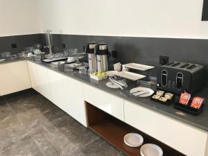 Příslušenství pro přípravu čaje a kávy v ubytování SKYLA Studios & Suites - Jubilee Hills
