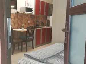 een kleine keuken met een tafel en een stoel bij Apartments Đorđe & Anna in Fažana