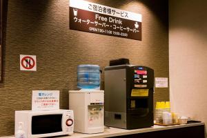 una máquina de bebidas gratis en un mostrador en una tienda en Hotel Taisei Annex, en Kagoshima